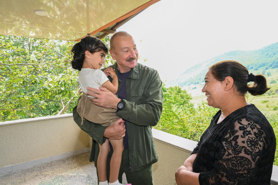 Prezident İlham Əliyevin Şuşanın Kiçik Qaladərəsi kəndində sakinlərlə səmimi söhbəti