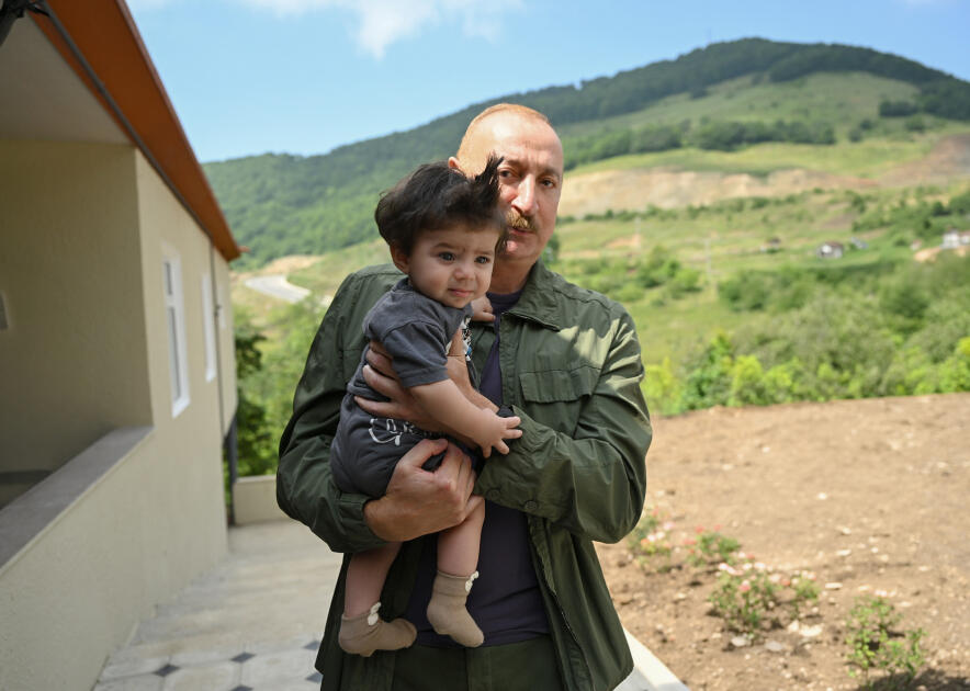 Prezident İlham Əliyevin Şuşanın Kiçik Qaladərəsi kəndində sakinlərlə səmimi söhbəti