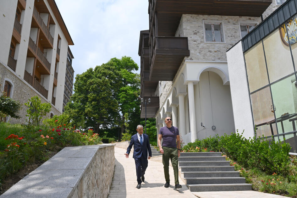 Prezident İlham Əliyev Şuşanın Qarabağ küçəsində dövlət-özəl tərəfdaşlığı çərçivəsində həyata keçirilmiş işlərlə tanış olub