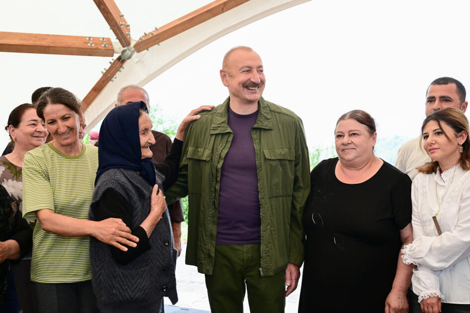 Президент Ильхам Алиев ознакомился с работами, проделанными в селе Кичик Галадереси Шушинского района, встретился с жителями, вернувшимися в село