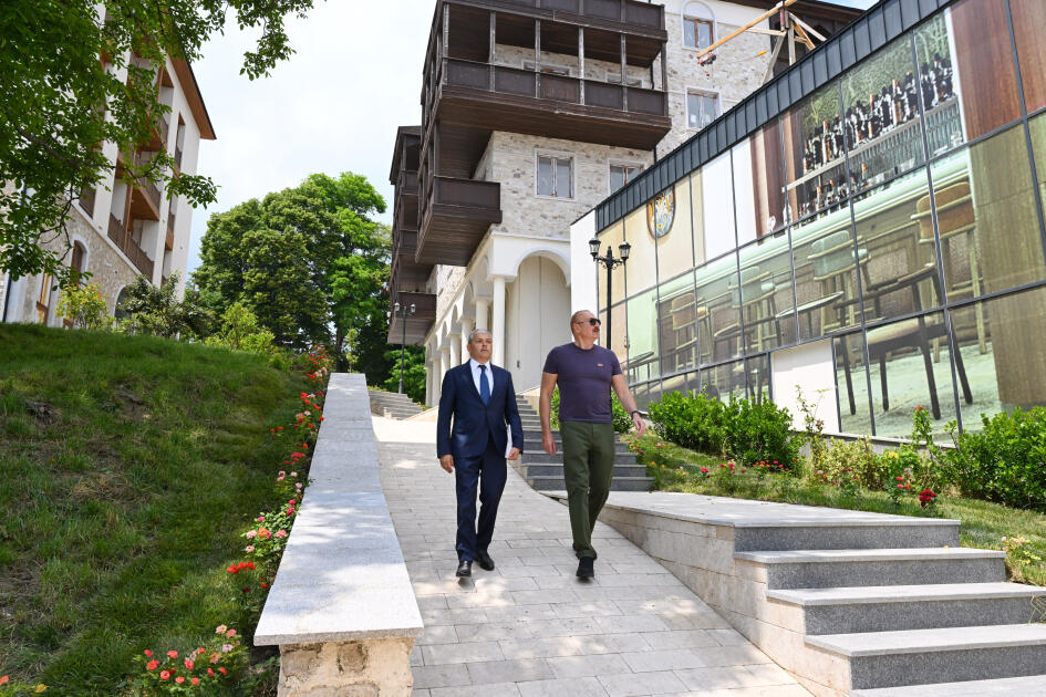Prezident İlham Əliyev Şuşanın Qarabağ küçəsində dövlət-özəl tərəfdaşlığı çərçivəsində həyata keçirilmiş işlərlə tanış olub