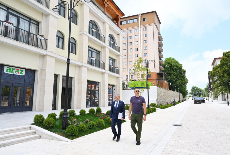 Prezident İlham Əliyev Şuşanın Qarabağ küçəsində dövlət-özəl tərəfdaşlığı çərçivəsində həyata keçirilmiş işlərlə tanış olub