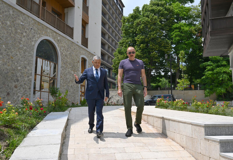 Prezident İlham Əliyev Şuşanın Qarabağ küçəsində dövlət-özəl tərəfdaşlığı çərçivəsində həyata keçirilmiş işlərlə tanış olub