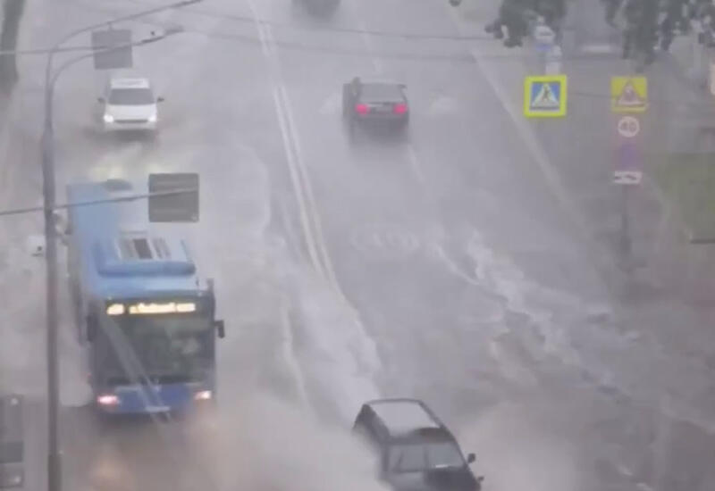 Мощный ливень и град обрушились на Москву