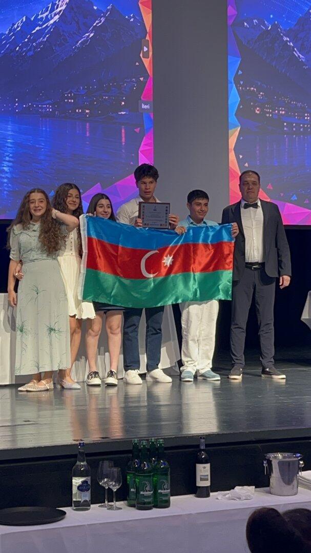 Студенты MiniBoss Baku удостоены двух международных наград на Чемпионате мира по стартапам в Давосе