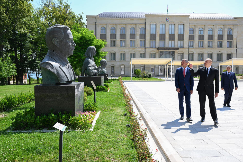 Президенты Ильхам Алиев и Питер Пеллегрини посмотрели в Шуше расстрелянные в период оккупации бюсты известных личностей Азербайджана