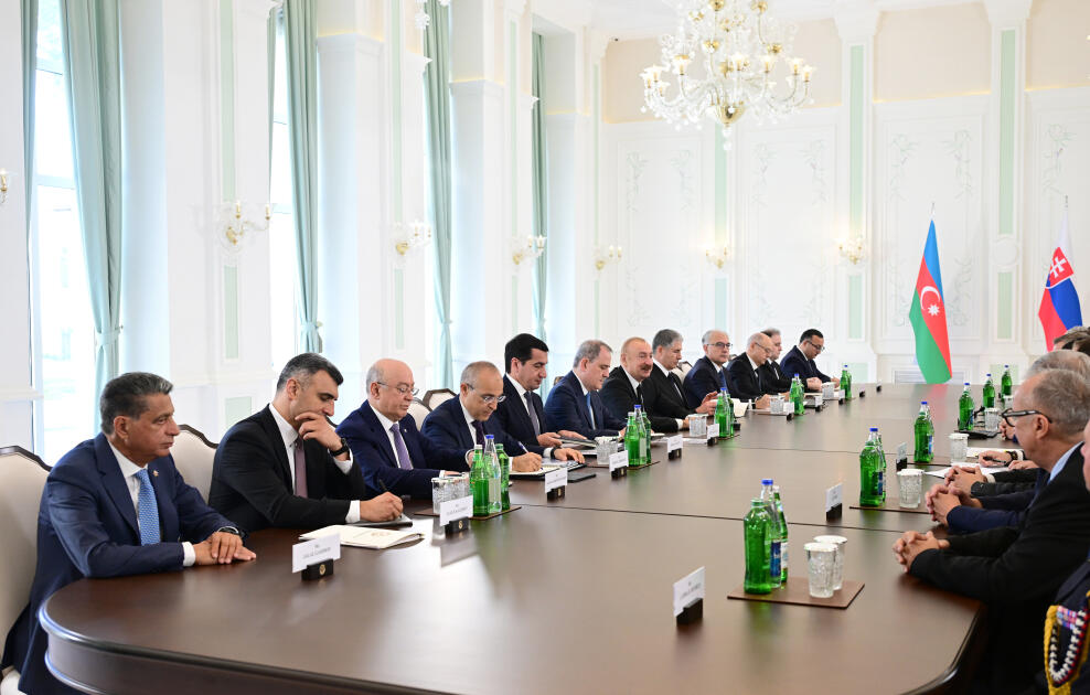 В Шуше состоялась встреча Президента Ильхама Алиева с Президентом Словакии в расширенном составе