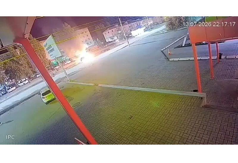 В России автомобиль с людьми взорвался через секунду после ДТП