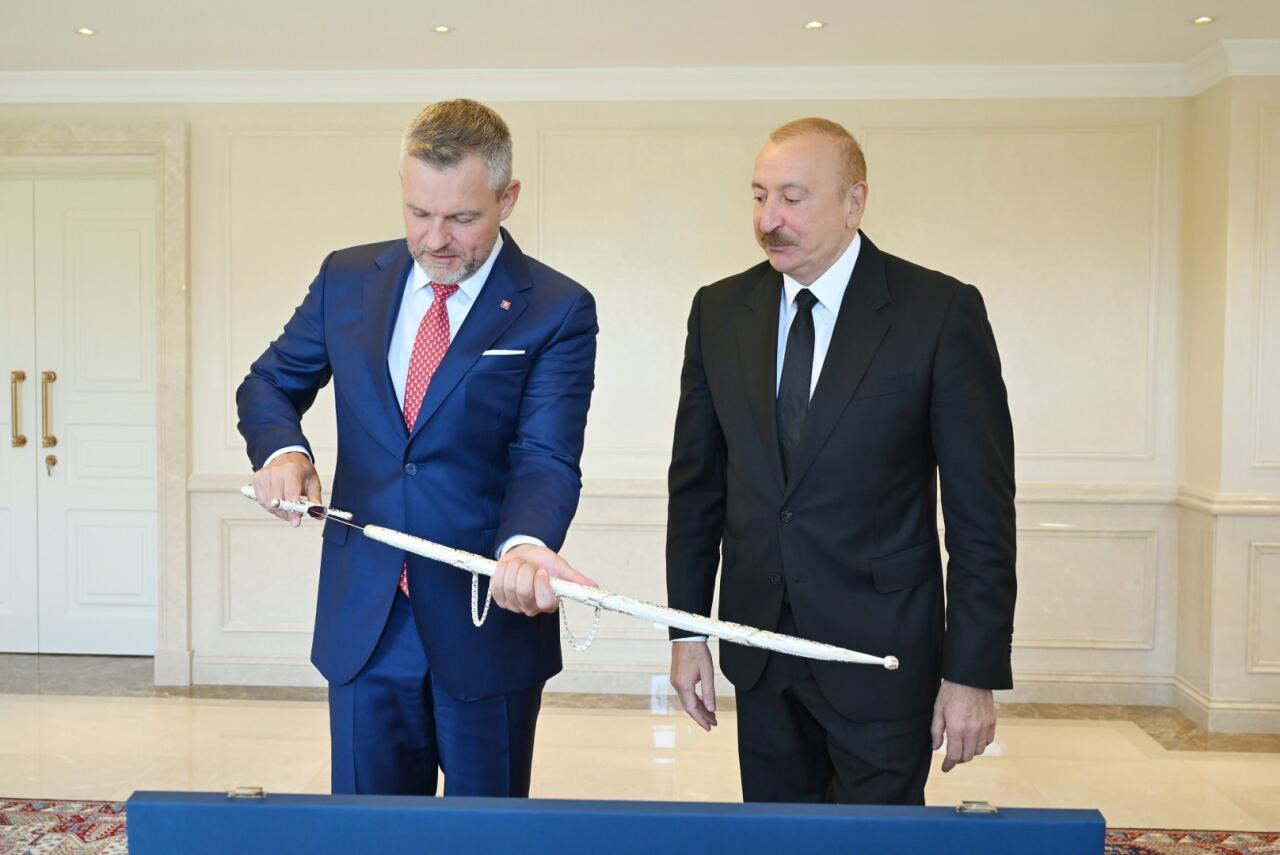 Prezident İlham Əliyev və Prezident Peter Pelleqrini bir-birinə xatirə hədiyyələri təqdim ediblər