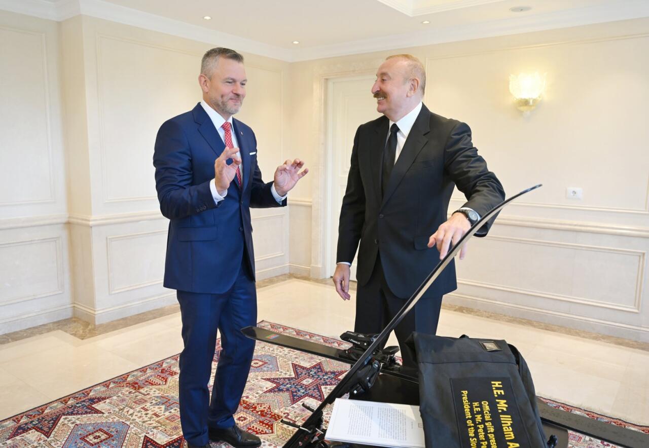 Prezident İlham Əliyev və Prezident Peter Pelleqrini bir-birinə xatirə hədiyyələri təqdim ediblər