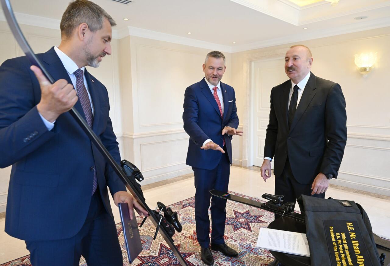 Prezident İlham Əliyev və Prezident Peter Pelleqrini bir-birinə xatirə hədiyyələri təqdim ediblər