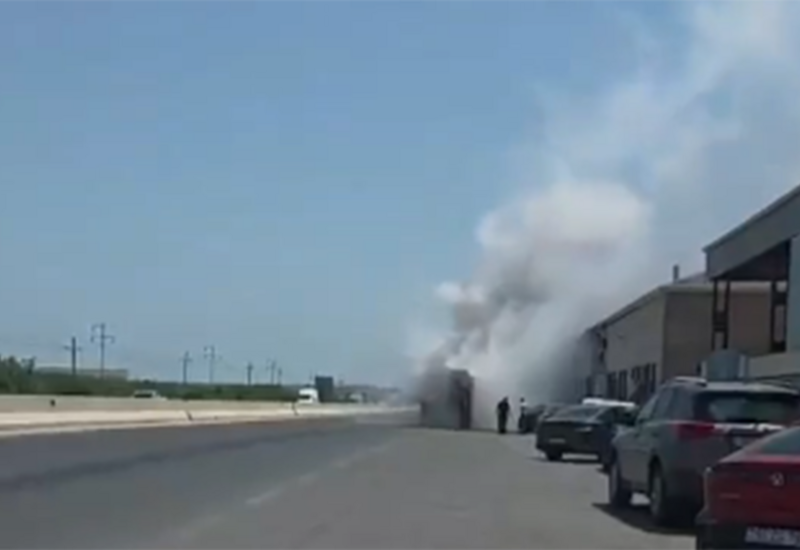 В Баку загорелся еще один маршрутный автобус