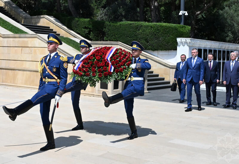 Президент Словакии почтил память шехидов в Баку
