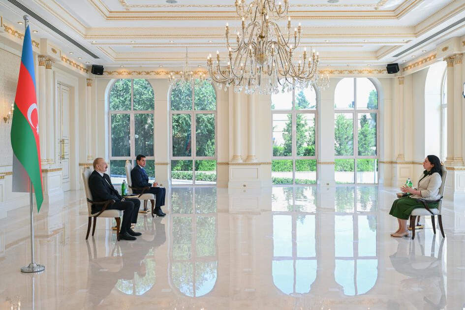 Prezident İlham Əliyev İrlandiyanın Azərbaycanda yeni təyin olunmuş səfirinin etimadnaməsini qəbul edib