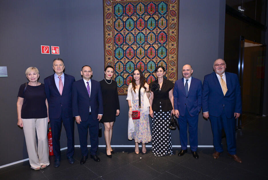 Heydər Əliyev Fondunun vitse-prezidenti Leyla Əliyeva Budapeştdə “Azərbaycan xalçaları – ənənədən müasir incəsənətə” sərgisinin təqdimatında iştirak edib