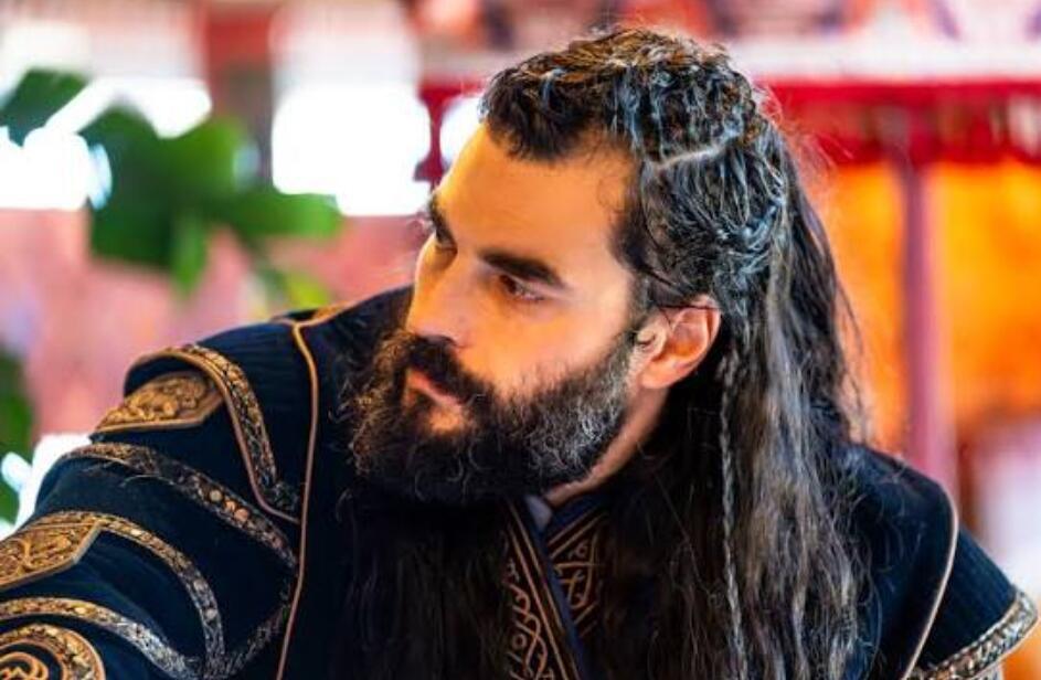 Akın Akınözü serial üçün imicini dəyişdi