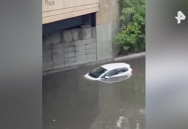 Жители Нью-Йорка оказались по пояс в воде из-за мощных ливней