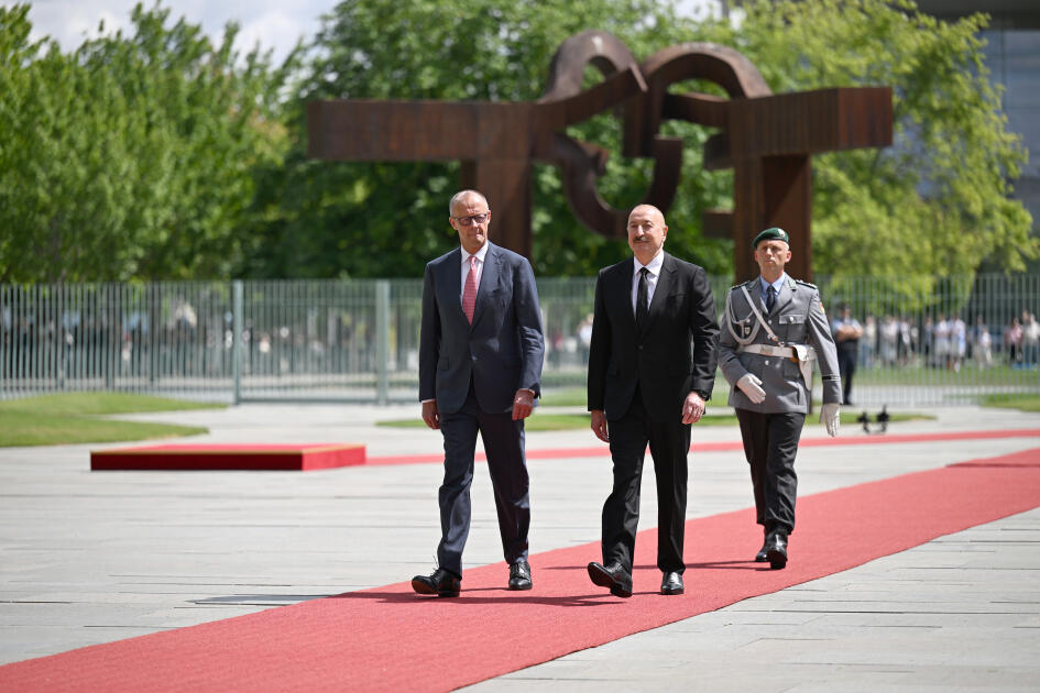 В Берлине состоялась церемония официальной встречи Президента Ильхама Алиева