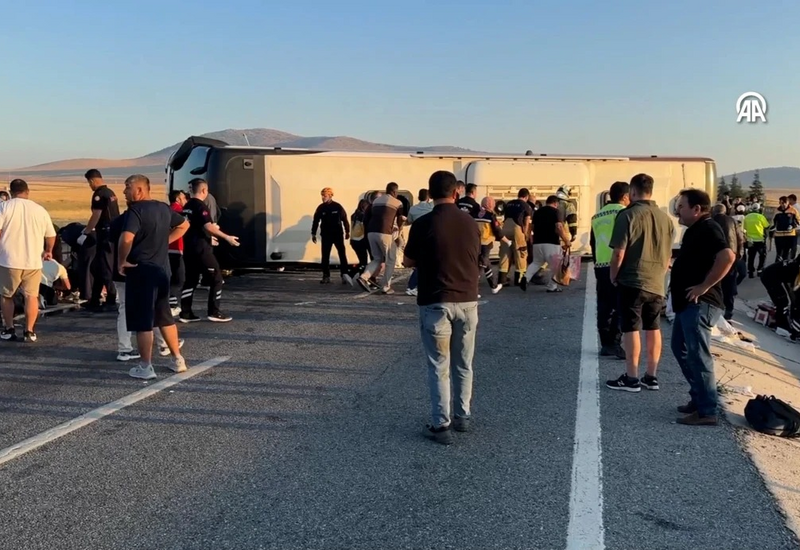 50 DK 949 nömrəli avtobus aşdı