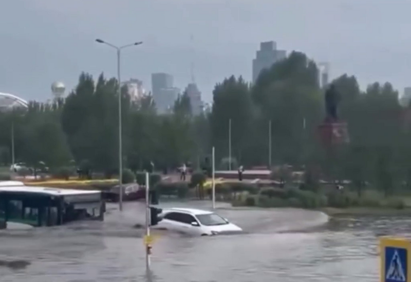 Астану затопило сильным ливнем