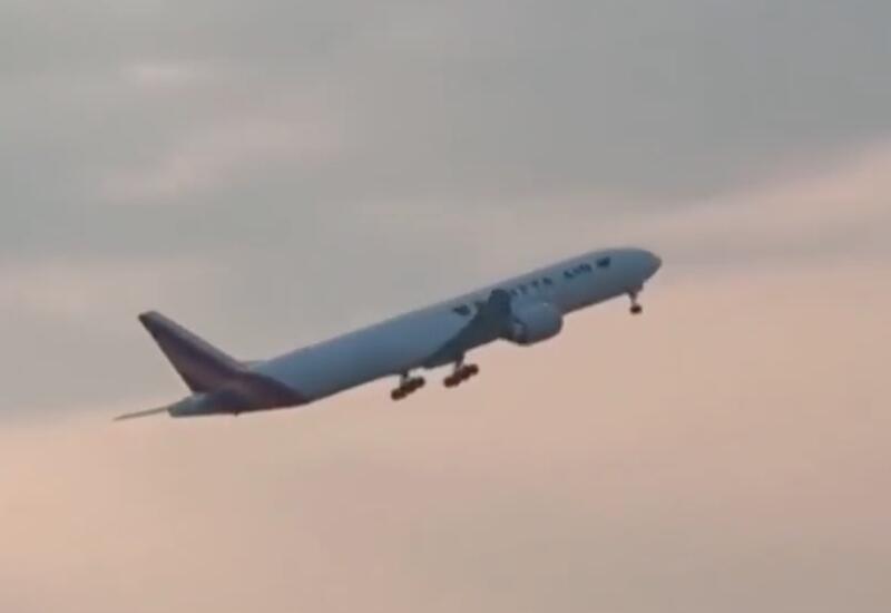 Самолет Boeing 777 зацепил хвостом полосу в аэропорту США