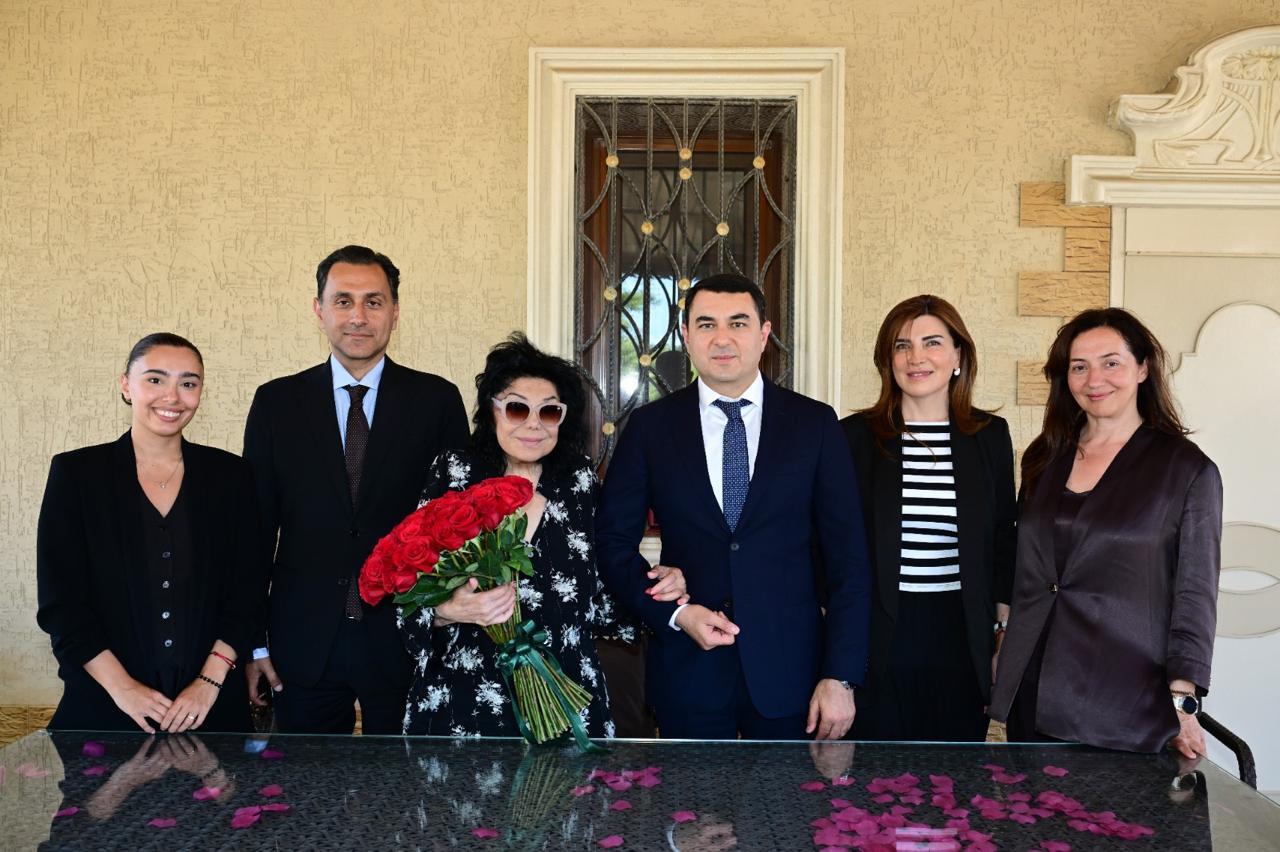 Adil Kərimli Flora Kərimovanı yubileyi münasibətilə ziyarət edib