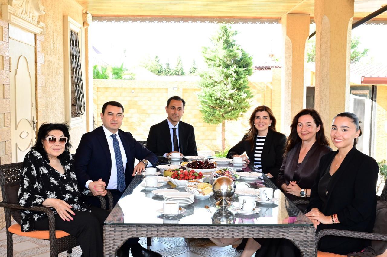 Adil Kərimli Flora Kərimovanı yubileyi münasibətilə ziyarət edib