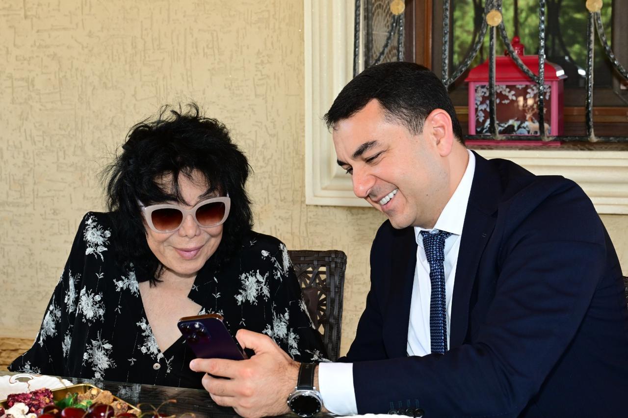 Adil Kərimli Flora Kərimovanı yubileyi münasibətilə ziyarət edib
