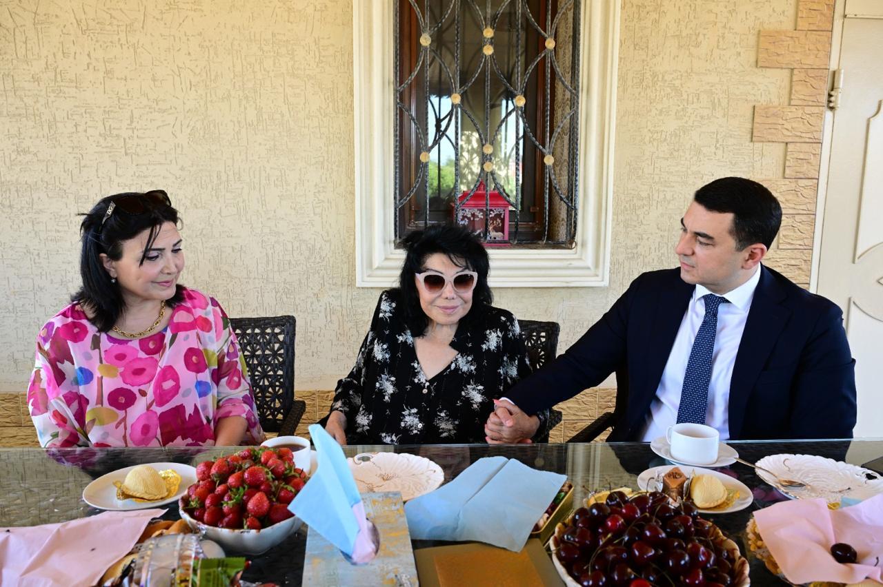 Adil Kərimli Flora Kərimovanı yubileyi münasibətilə ziyarət edib
