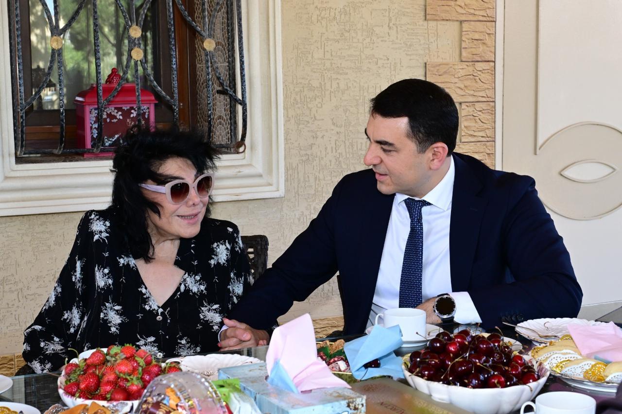 Adil Kərimli Flora Kərimovanı yubileyi münasibətilə ziyarət edib