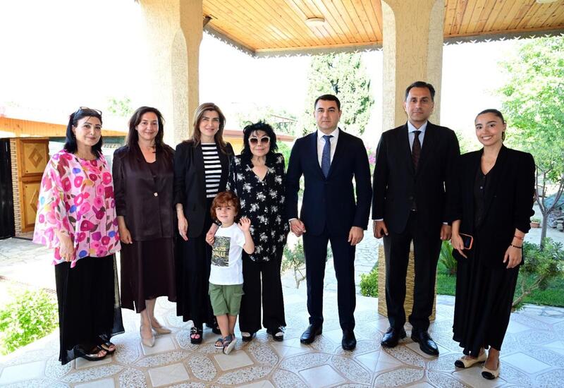 Adil Kərimli Flora Kərimovanı yubileyi münasibətilə ziyarət edib