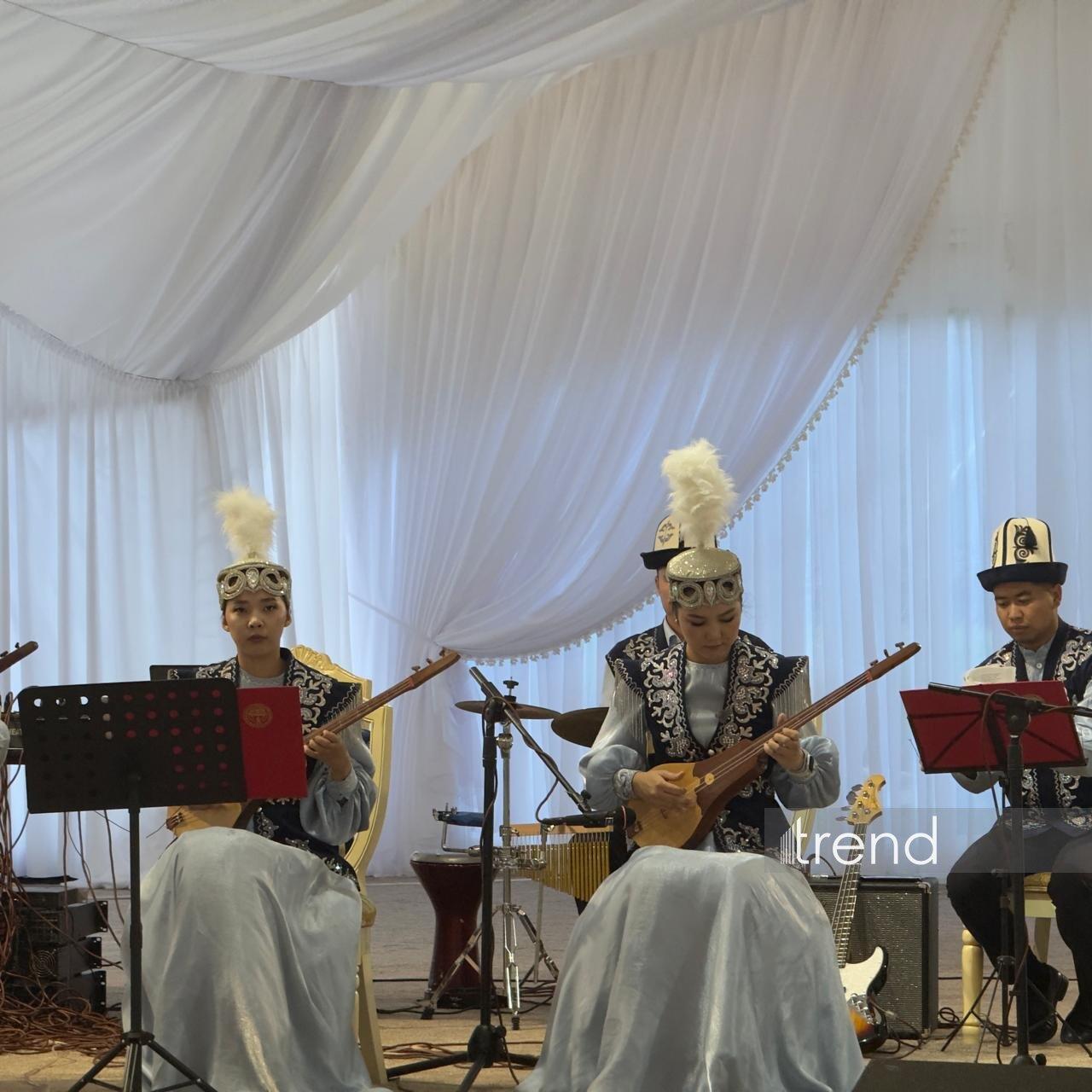 Ölkələri birləşdirən musiqi: Qırğızıstanda Azərbaycan media nümayəndələri üçün konsert keçirilib