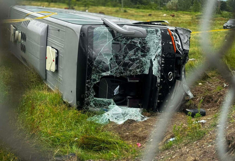 Gürcüstanda sərnişin avtobusu aşıb