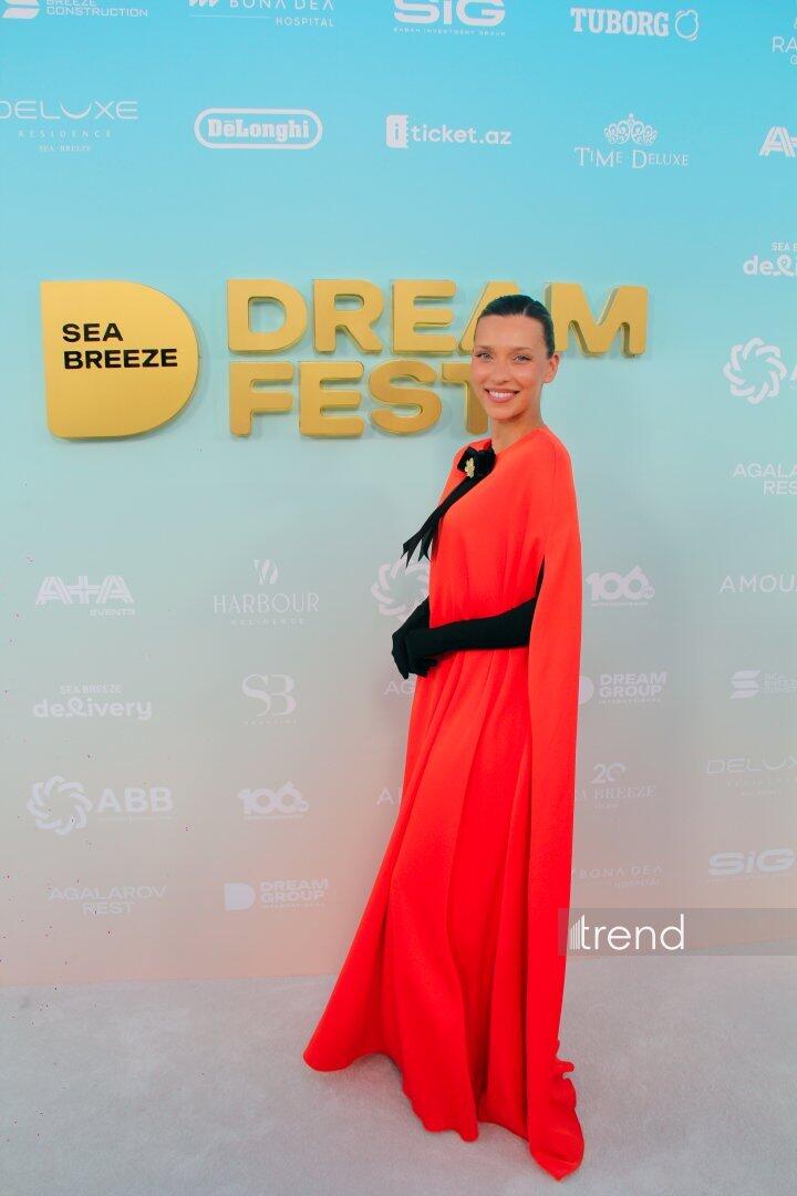 Финальный выход звезд на красную дорожку Dream Fest 2026 в Баку