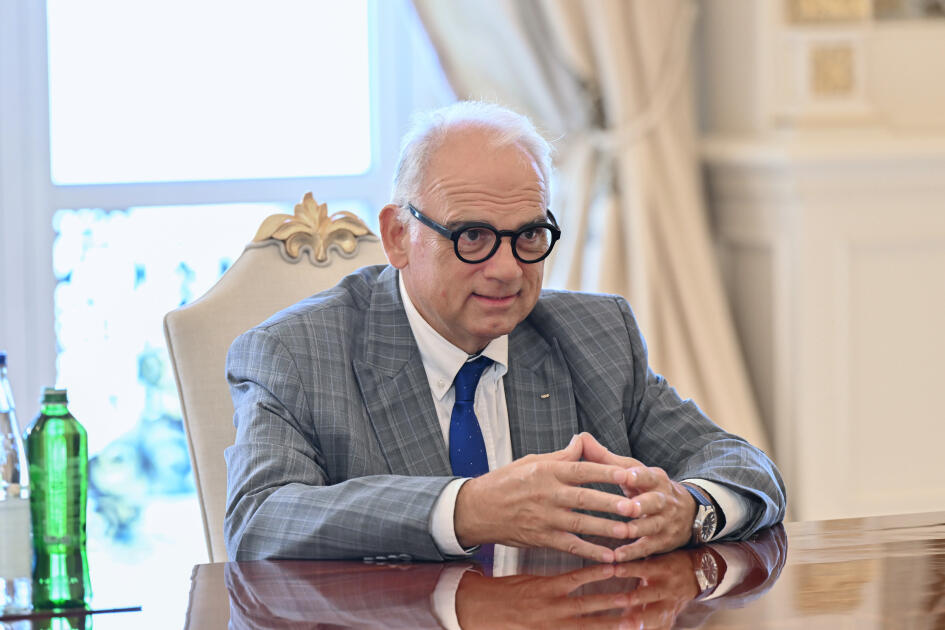 Prezident İlham Əliyev Dünya Güləş Birliyinin prezidentini qəbul edib