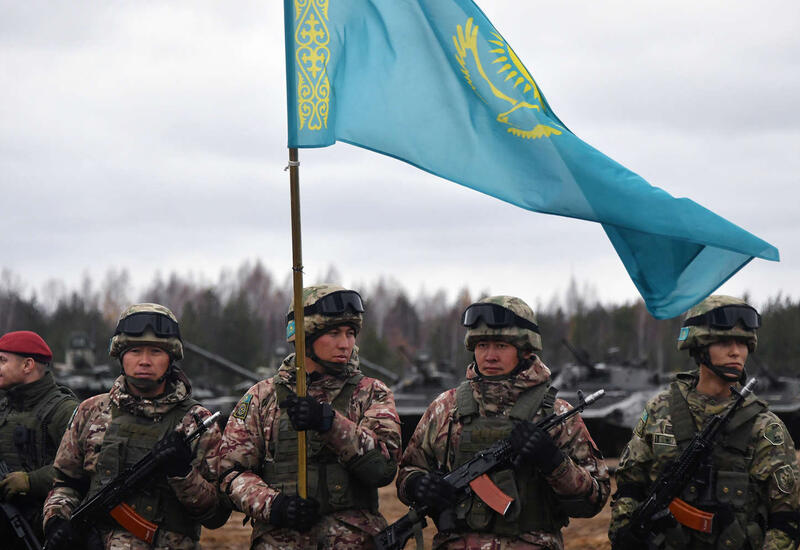 Казахстан начал переброску войск к границе