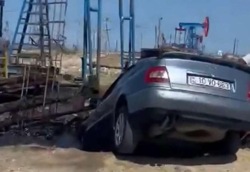 В Баку автомобиль провалился в нефтяную скважину