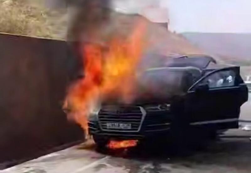 На дороге Шамахы-Исмаиллы загорелся автомобиль Audi