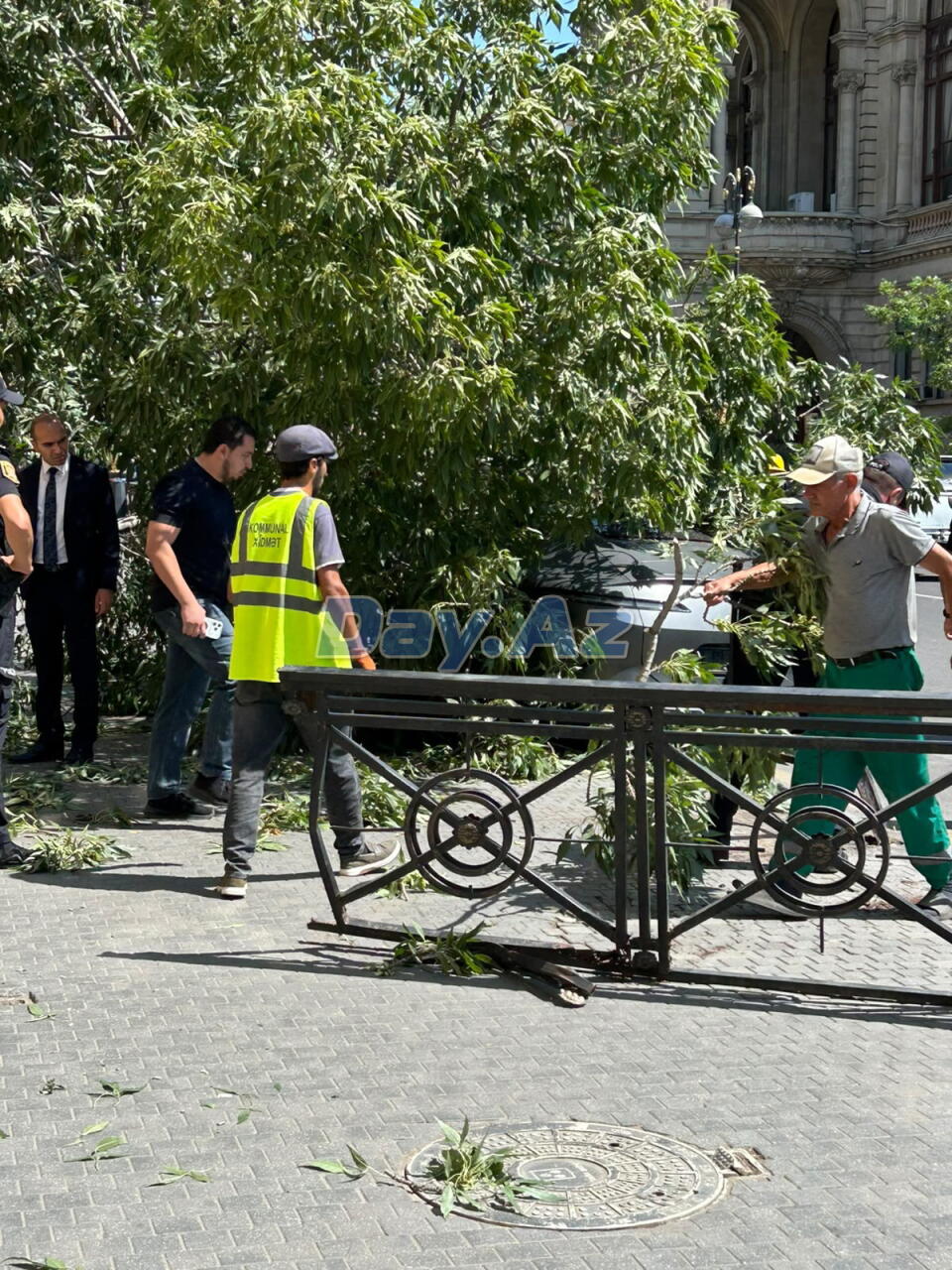 Автомобиль влетел в ограждение в центре Баку