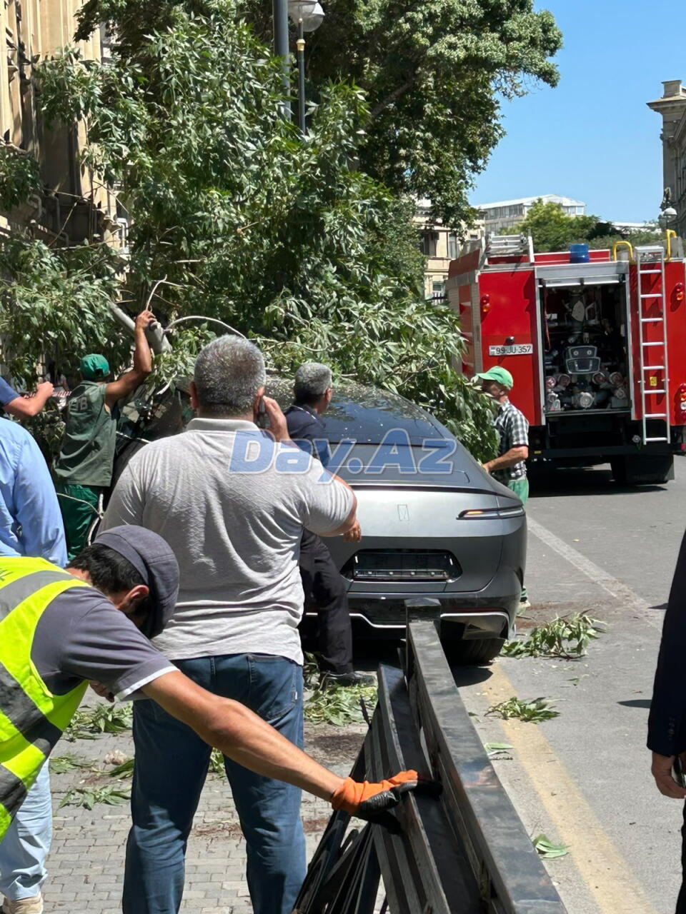 Автомобиль влетел в ограждение в центре Баку