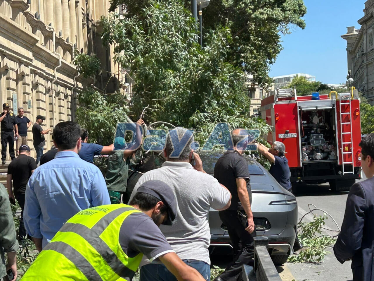 Автомобиль влетел в ограждение в центре Баку