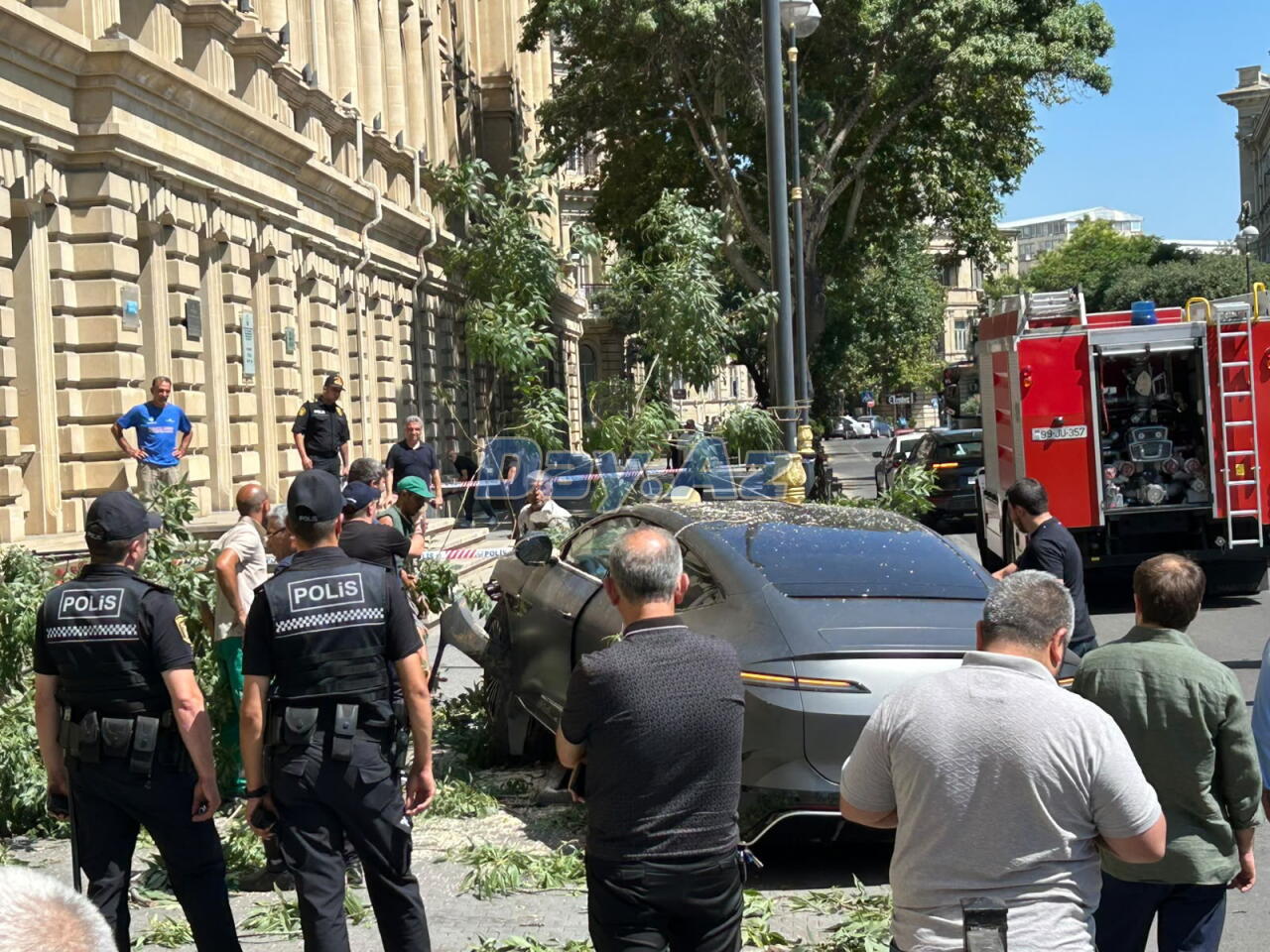 Автомобиль влетел в ограждение в центре Баку