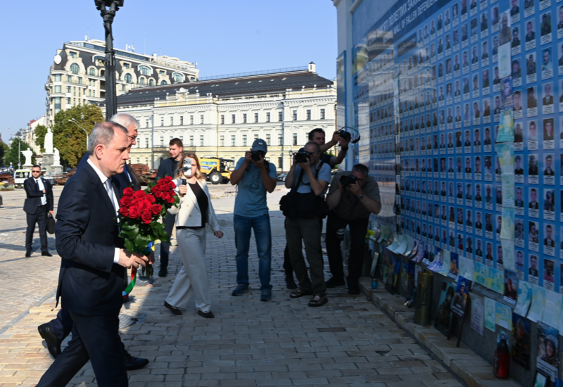 Джейхун Байрамов посетил мемориал памяти защитников Украины, погибших в войне