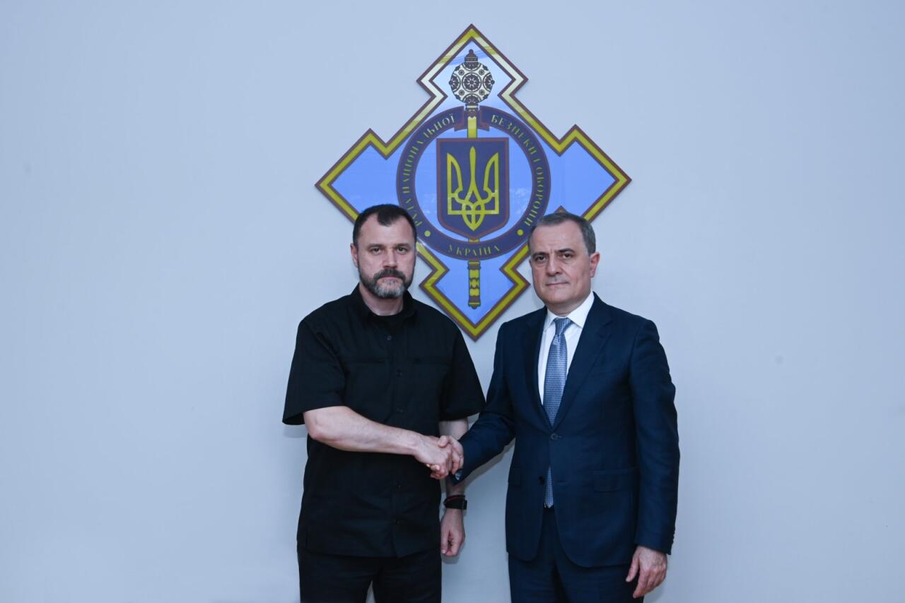 Глава МИД Азербайджана обсудил с секретарем СНБО Украины региональную безопасность