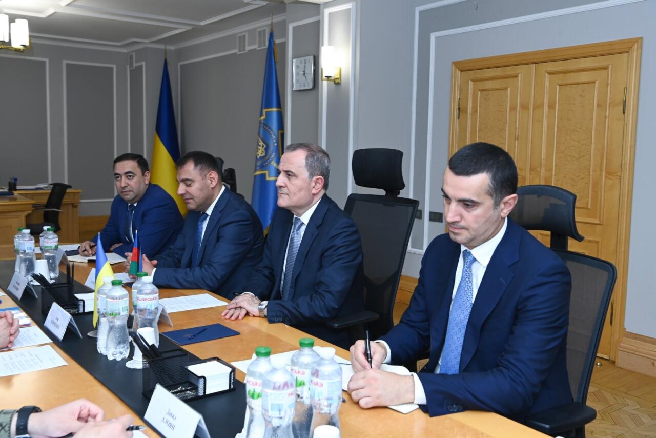 Глава МИД Азербайджана обсудил с секретарем СНБО Украины региональную безопасность