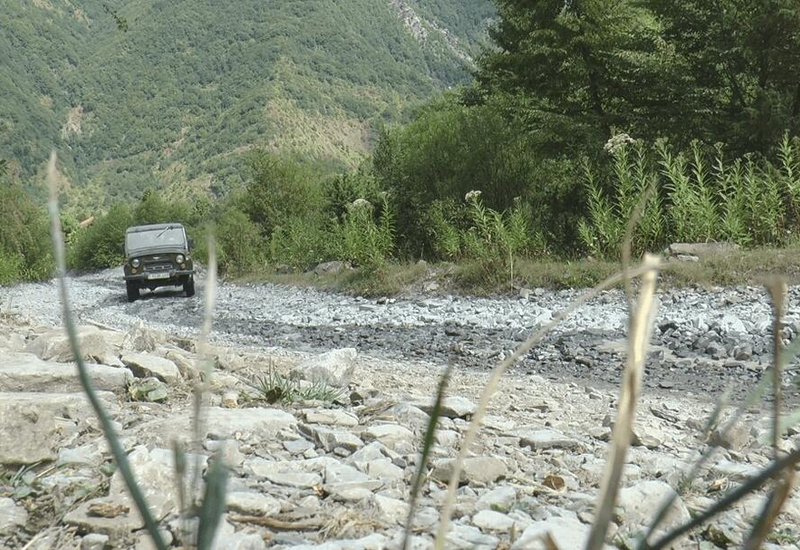 Girişi pullu edilən İlisu şəlaləsinə qalxan yol bərbad vəziyyətdədir