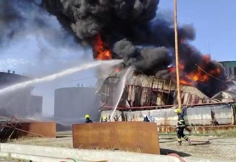 В Баку загорелась топливная цистерна