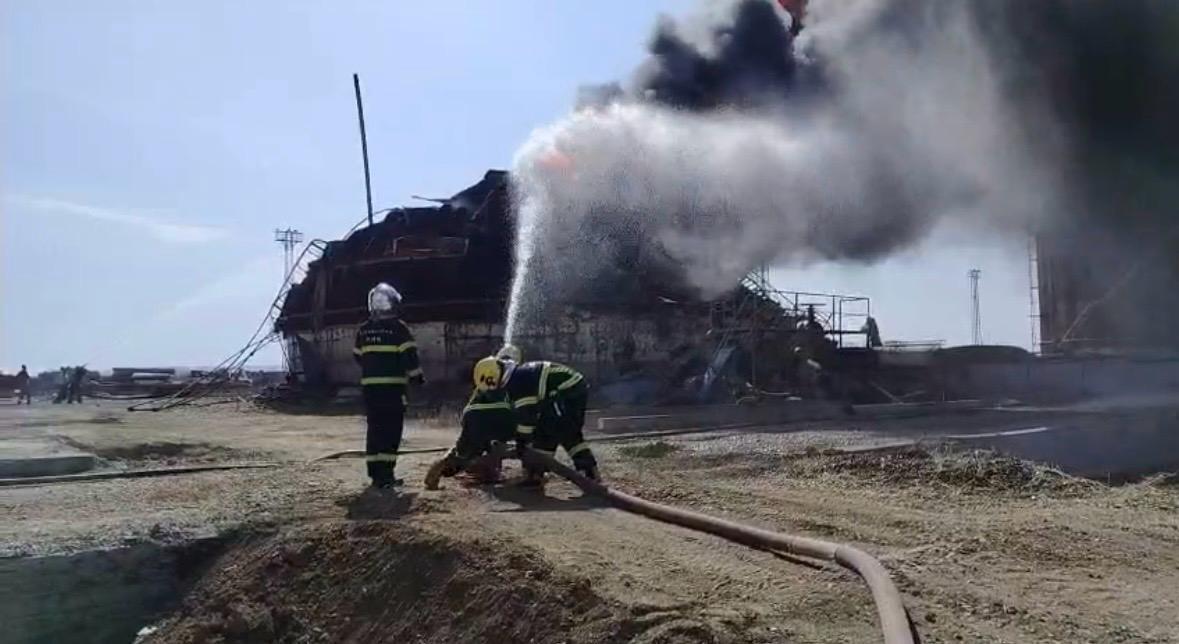 В Баку загорелась топливная цистерна