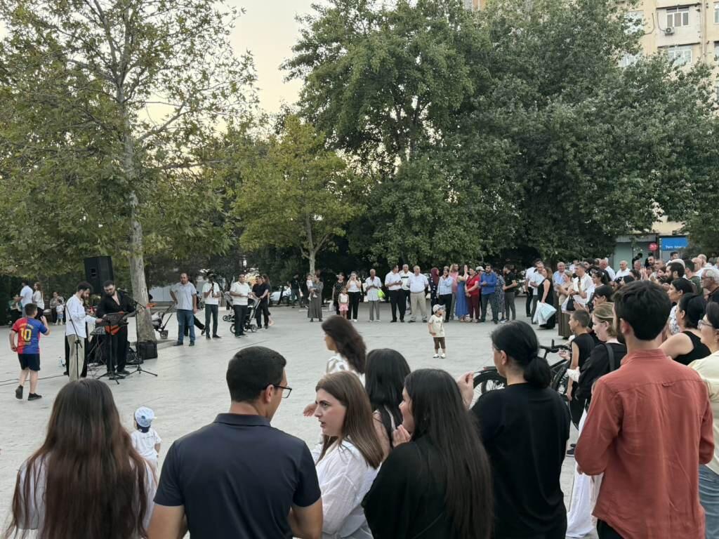 В Баку стартовали вечерние концерты под открытым небом