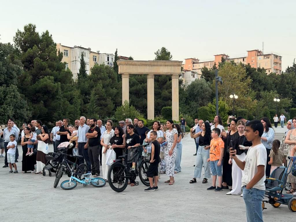 В Баку стартовали вечерние концерты под открытым небом